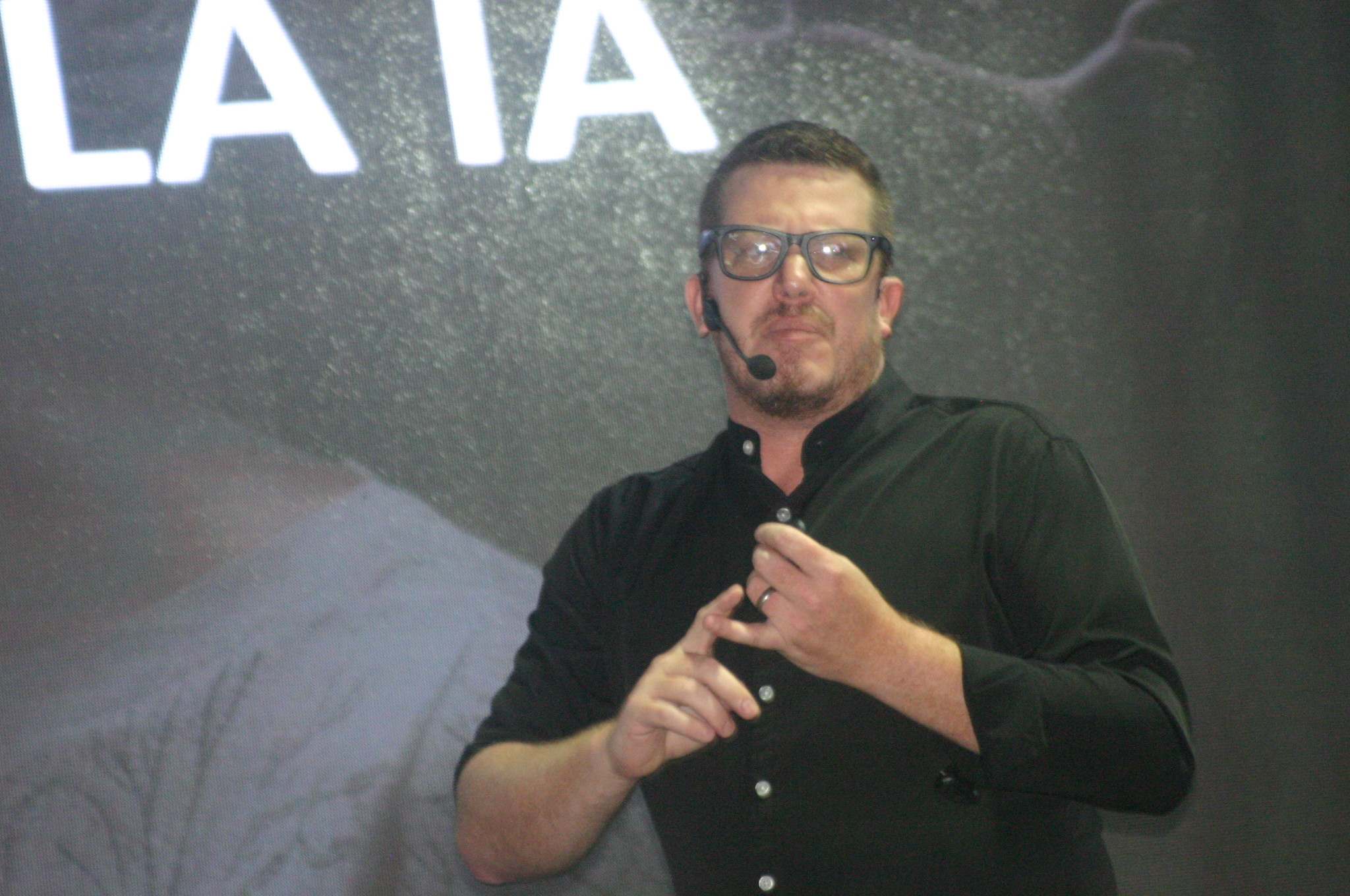 Kco Carmona dando una conferencia ante público