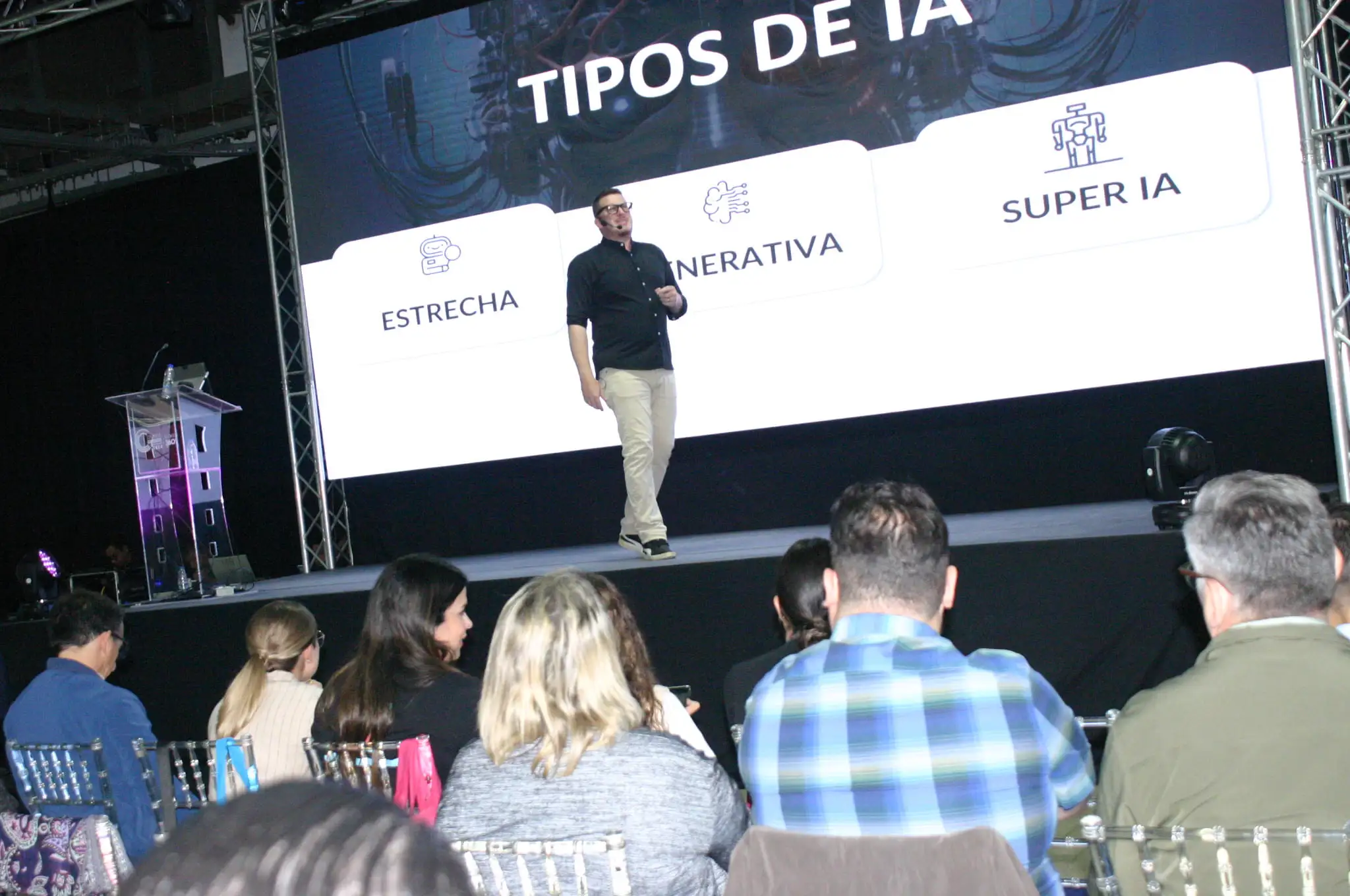 Kco Carmona en el escenario durante una conferencia
